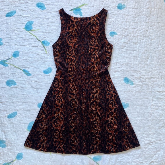 Vintage 90s Velvet Leopard Print Mini Dress 🐆 - Picture 2 of 6